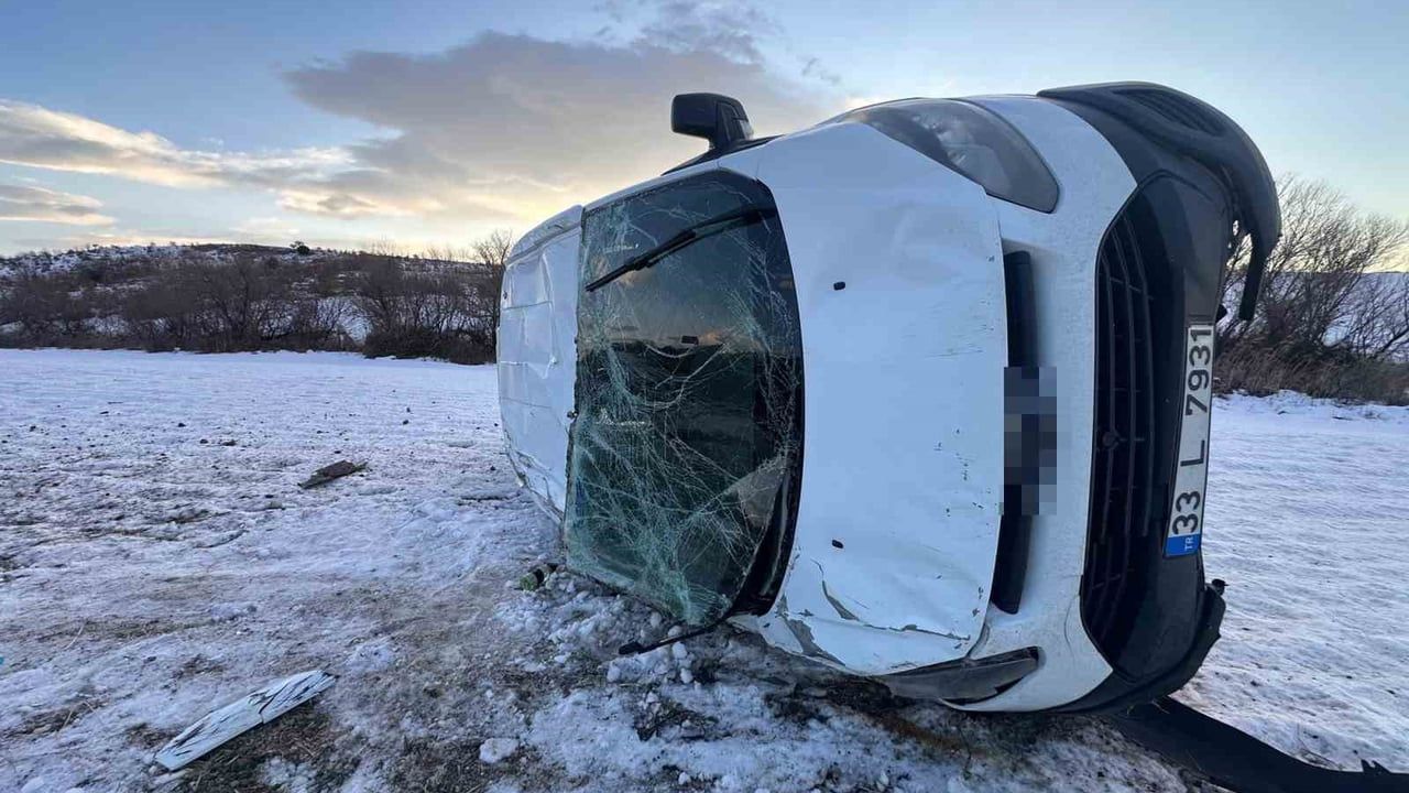 Adıyaman'da lastik patlayan minibüs takla attı: 4 kişi yaralandı