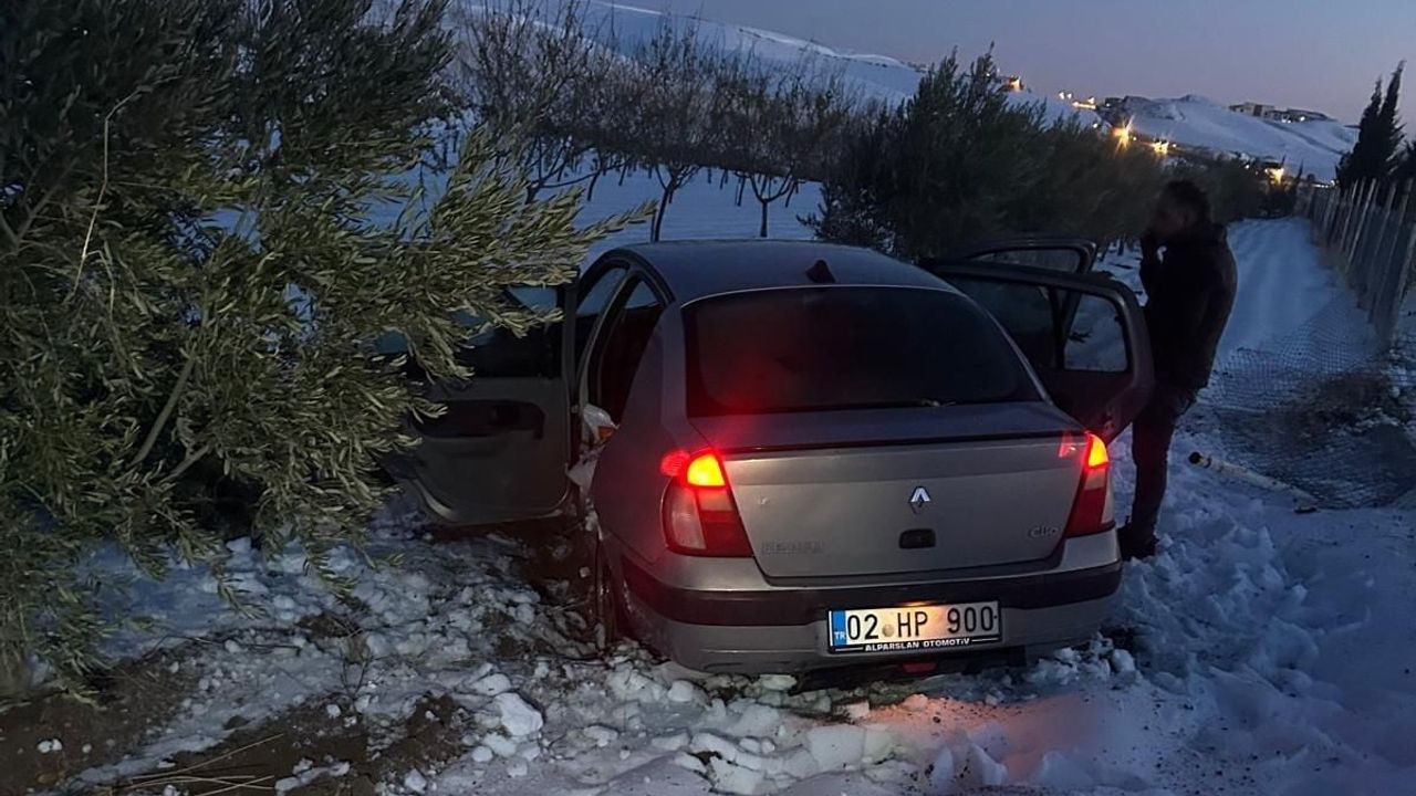 Adıyaman'da şarampole yuvarlanan otomobilde 2 kişi yaralandı
