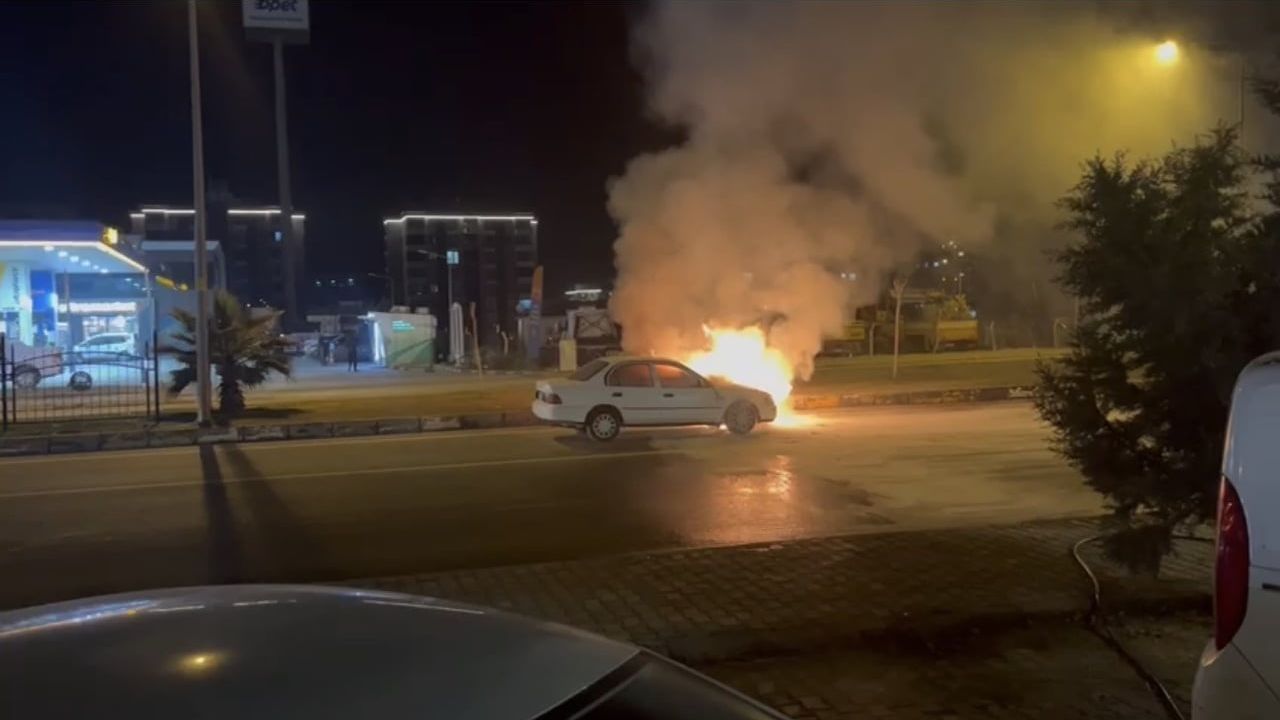 Adıyaman'da Seyir Halindeki Otomobil Alev Alarak Hasar Gördü