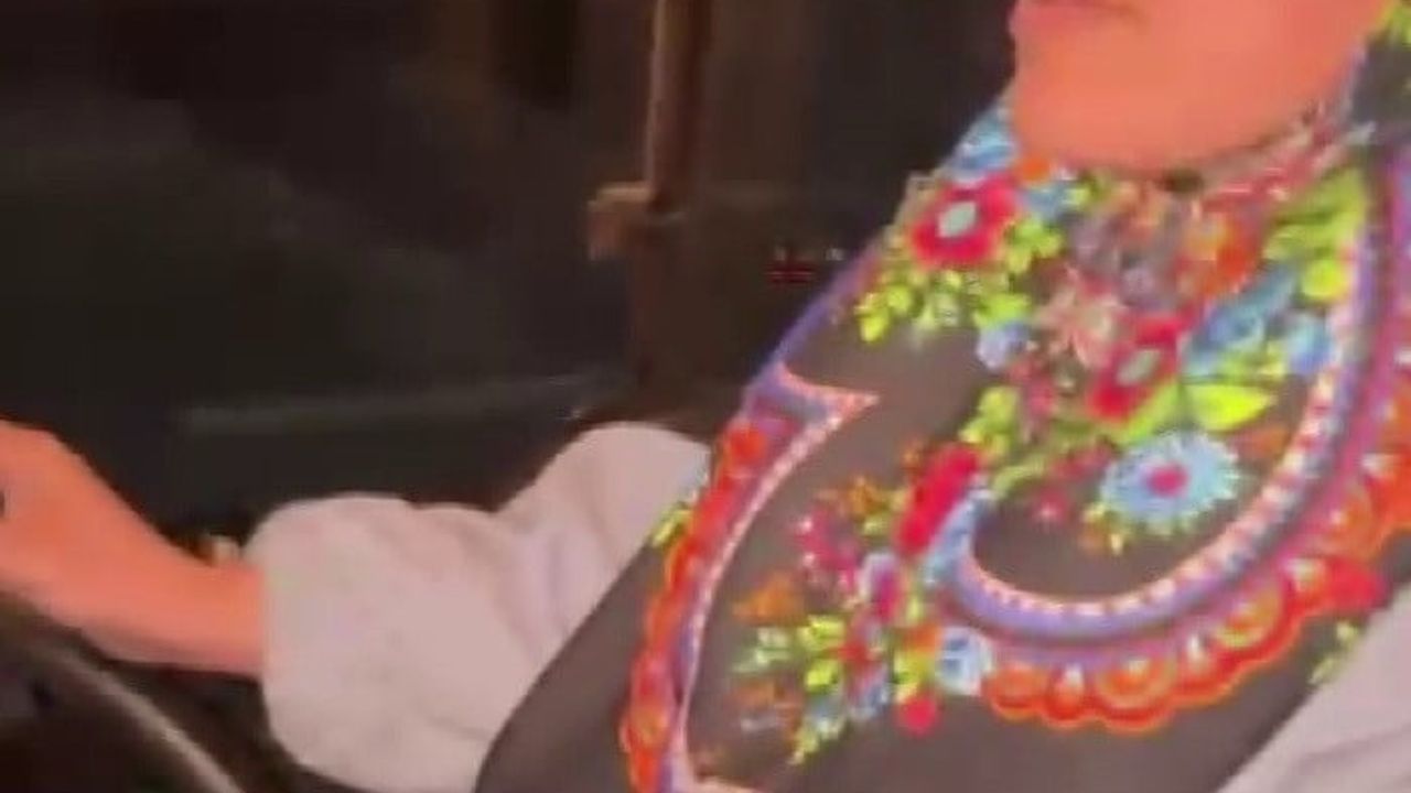 Adıyaman'da sınıf öğretmeni Zana Çalıkkılıç okul bahçesini kepçeyle temizledi