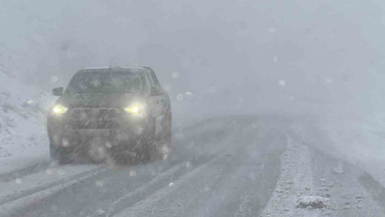 Adıyaman'da Yoğun Sis: Çelikhan Karayolu'nda Görüş Mesafesi 10 Metreye Düştü