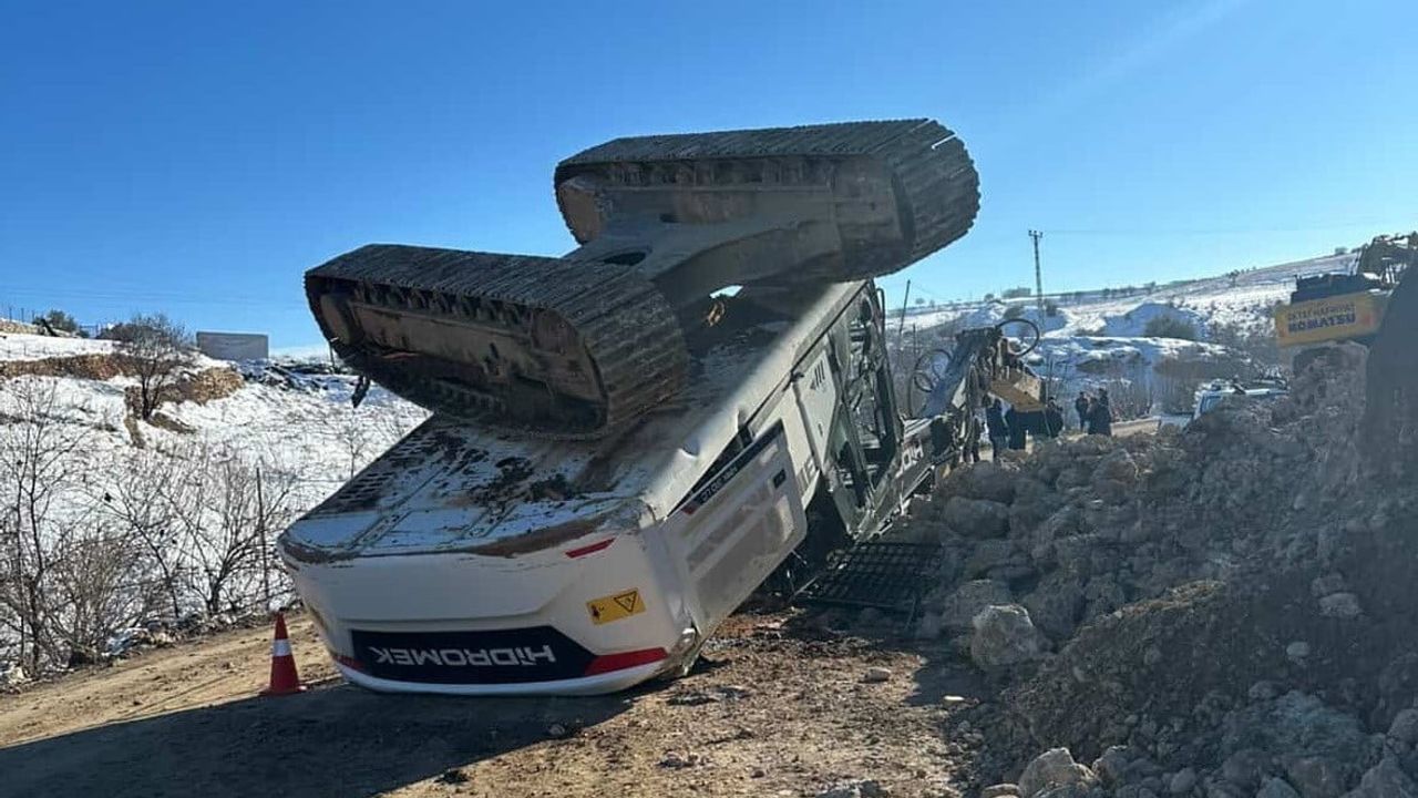 Adıyaman'da yol yapımında iş makinesi devrildi: Operatör hafif yaralandı