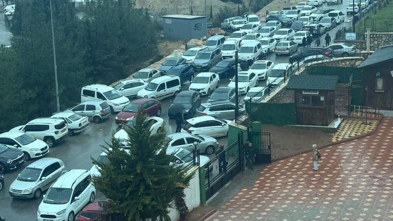 Adıyaman Doğa Koleji bursluluk sınavı olumsuz hava koşullarına rağmen yüksek katılımla gerçekleştirildi