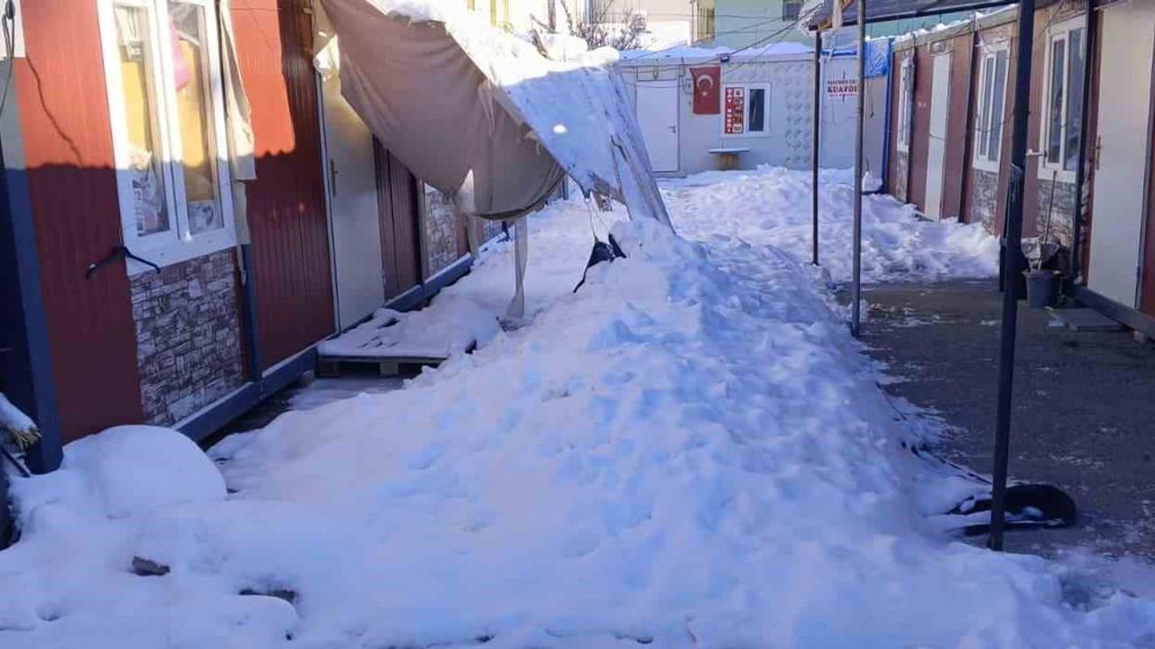 Adıyaman Gölbaşı'nda yoğun kar: Çadır tipi gölgelikler çöktü, maddi hasar oluştu