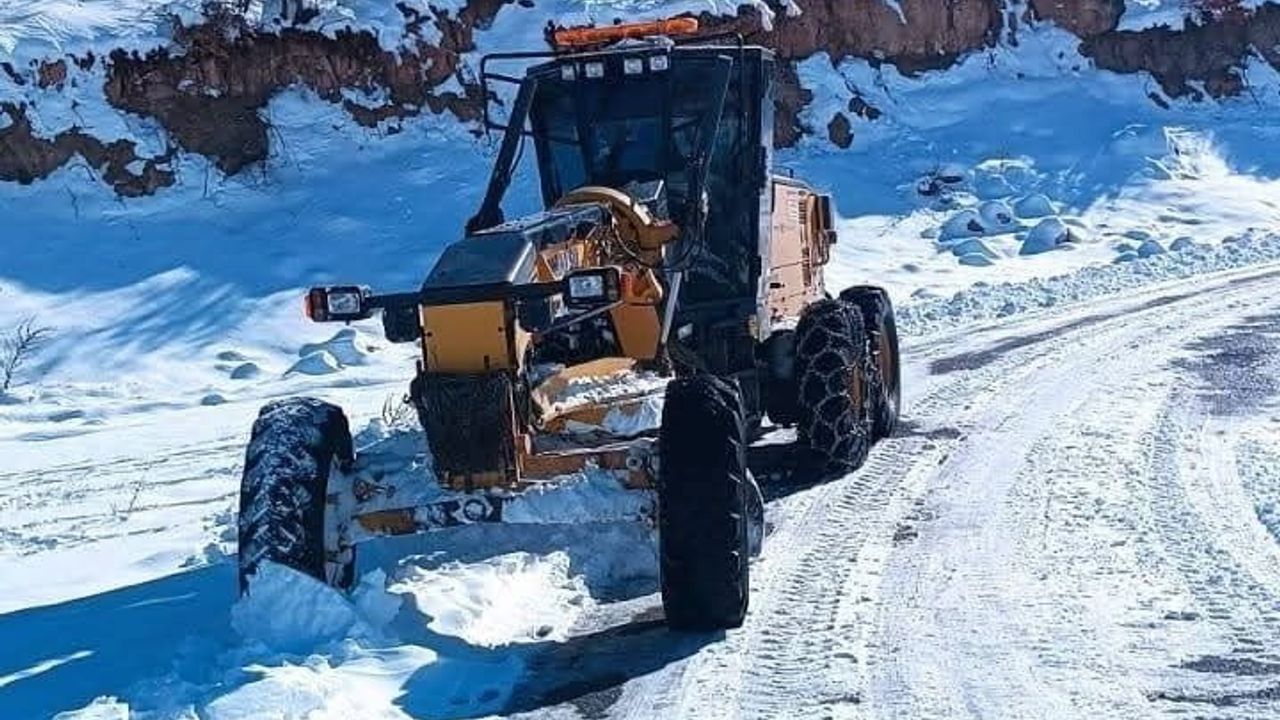 Adıyaman Gölbaşı'nda yoğun kar yağışı 26 köyün ulaşımını etkiledi