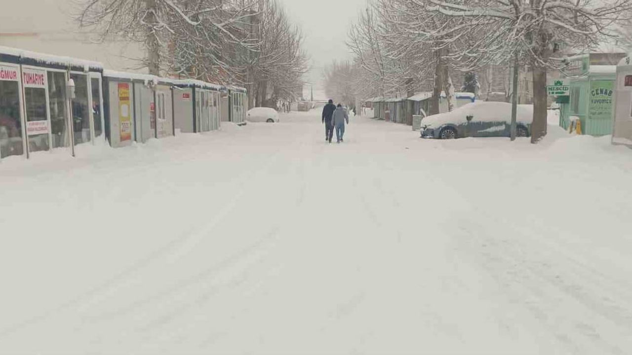 Adıyaman Gölbaşı'nda Yoğun Kar Yağışı Ulaşımı Aksattı