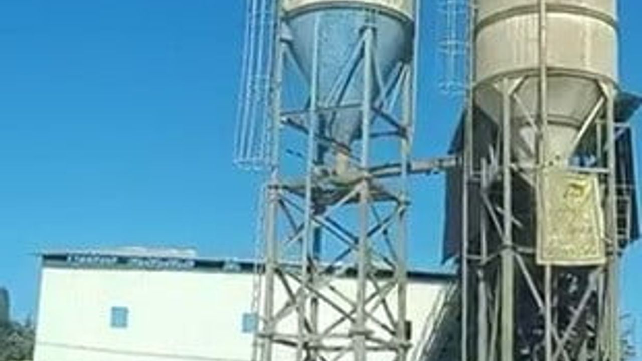 Adıyaman Kahta'da işçi maaş iddiasıyla çimento silosuna çıktı