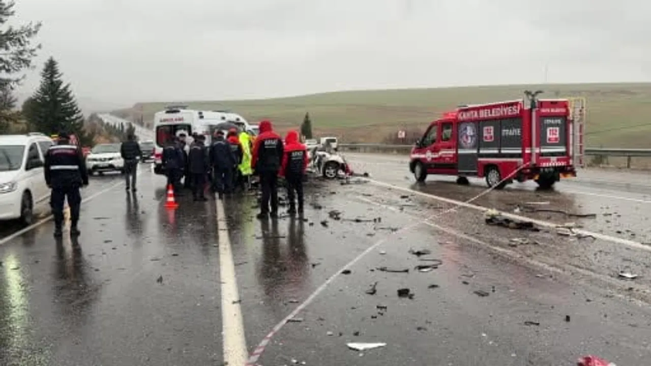 Adıyaman Kahta'da otobüs ile otomobil çarpıştı: 3 ölü, 1 yaralı