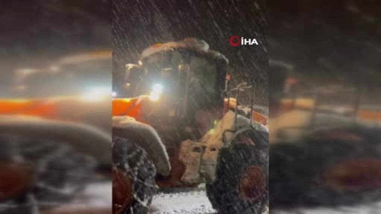 Adıyaman Sincik'e kar nedeniyle sıkışan CNG tırı iş makineleriyle ilçeye ulaştırıldı