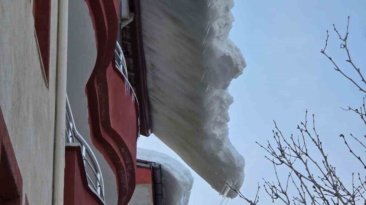 Adıyaman Sincik'te çatılarda biriken buz sarkıtları risk oluşturuyor