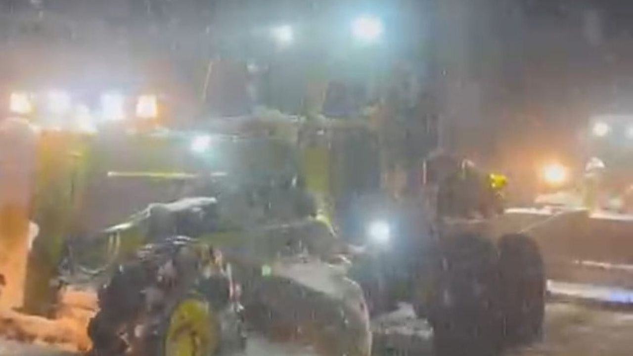 Adıyaman Sincik'te kar nedeniyle sıkışan CNG tırı iş makineleriyle ilçeye ulaştırıldı