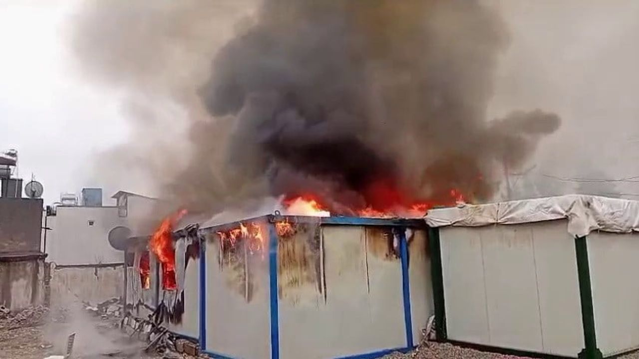 Adıyaman Siteler Mahallesi'nde konteyner yangını kontrol altına alındı