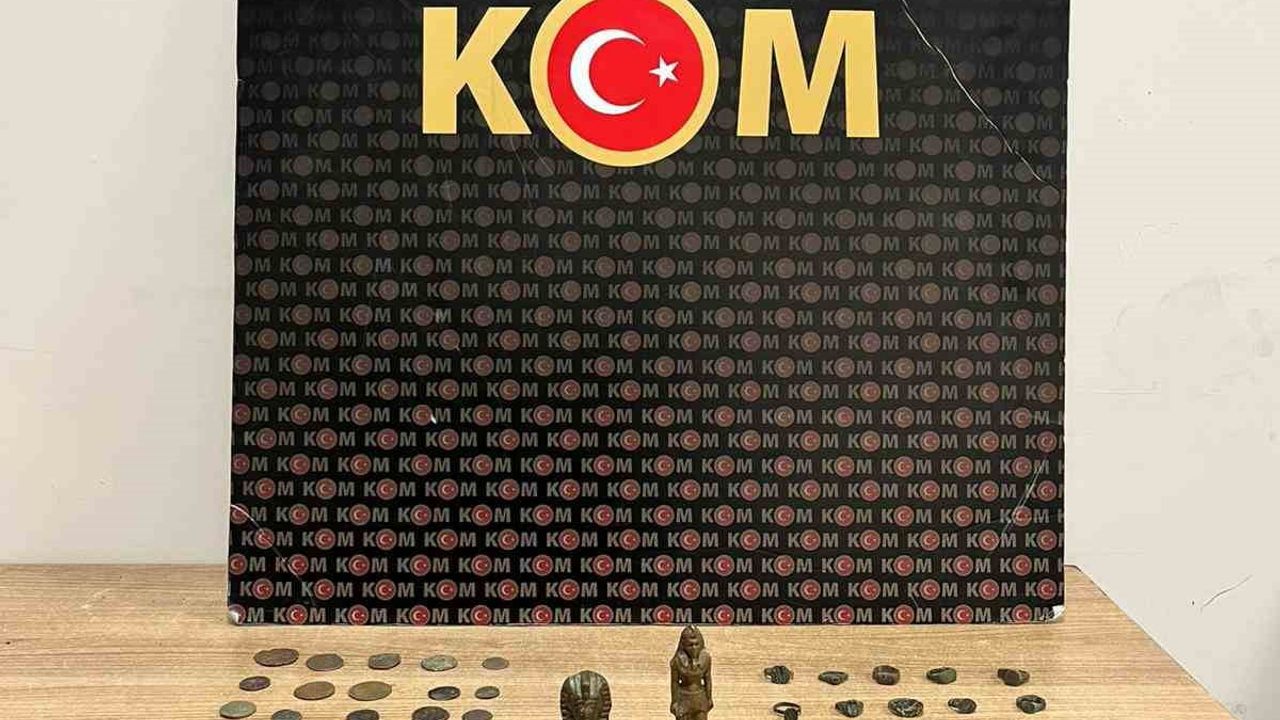 Afyonkarahisar Bolvadin'de polisten tarihi eser operasyonu: 55 sikke, 34 yüzük ve 2 obje ele geçirildi