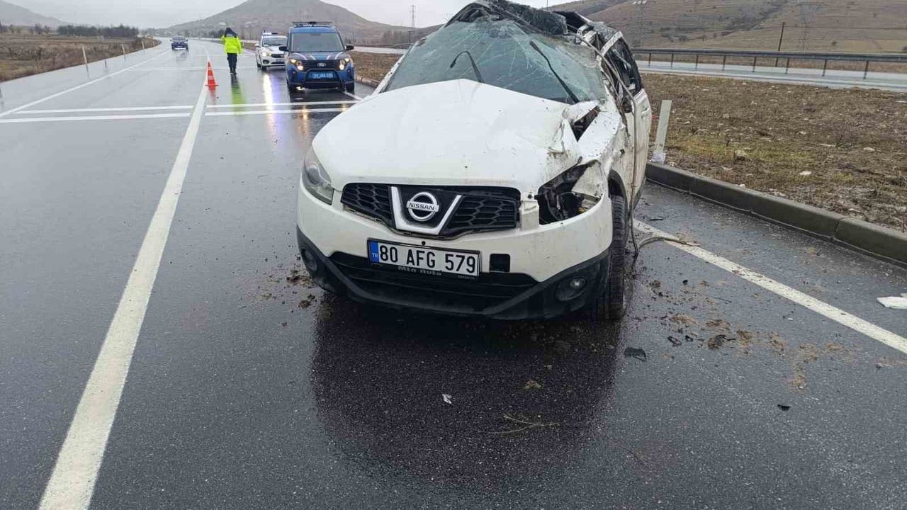 Afyonkarahisar Bolvadin'de takla atan otomobilde 3 kişi yaralandı; sürücünün durumu ağır