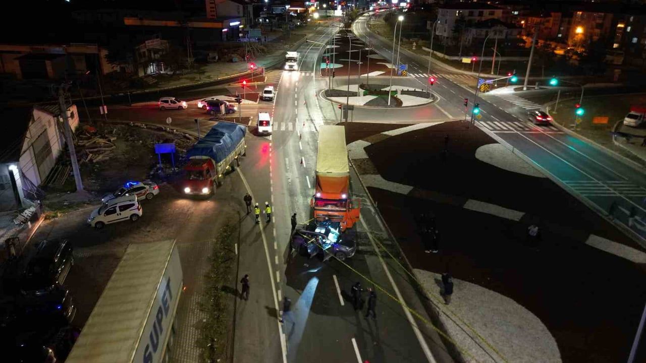 Afyonkarahisar Çobanlar Kavşağı'nda tır ile otomobil çarpıştı: 7 yaralı