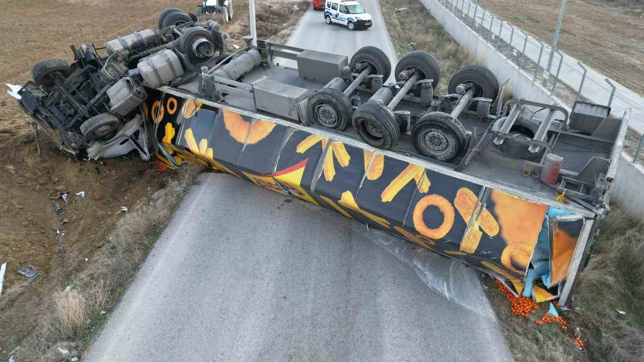 Afyonkarahisar'da 25 ton mandalina yüklü tır devrildi; Susuz yolu ulaşıma kapandı