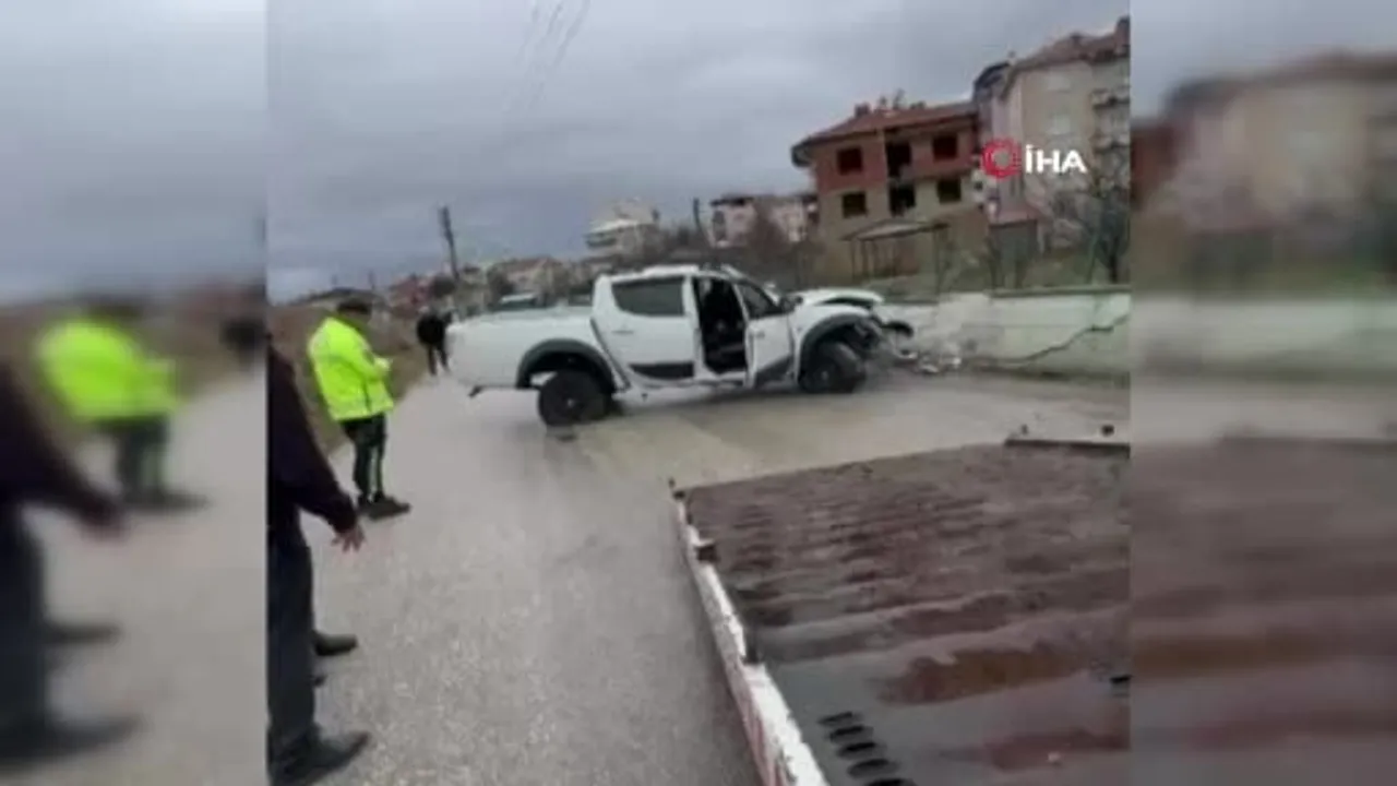 Afyonkarahisar'da araç 5 metrelik refüjden düştü: 3 kişi yaralandı