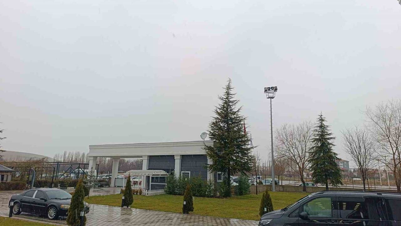 Afyonkarahisar'da beklenen kar yağışı başladı; sıcaklıkların eksi 3 dereceye düşmesi bekleniyor