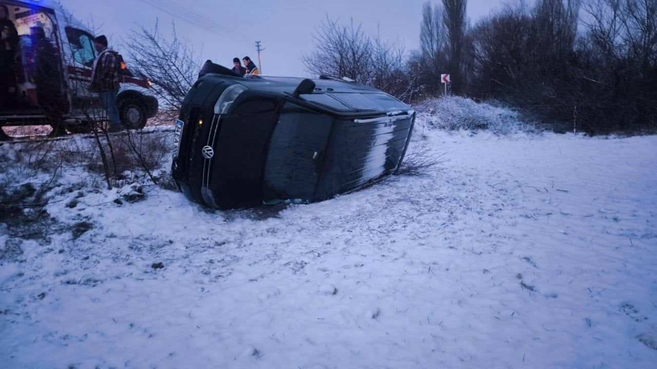 Afyonkarahisar'da buzlanan yolda minibüs şarampole devrildi: 5 yaralı