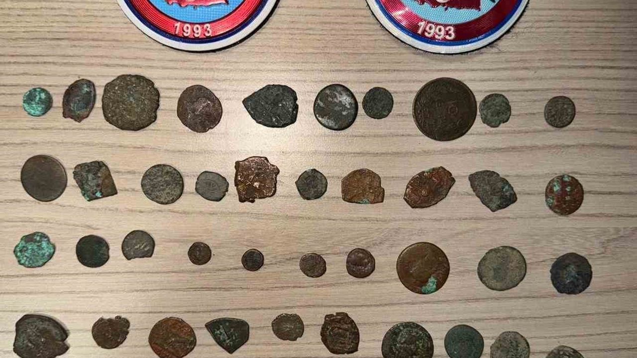 Afyonkarahisar'da denetimler: 22 kişiye bıçak taşıma cezası, silah ve uyuşturucu ele geçirildi