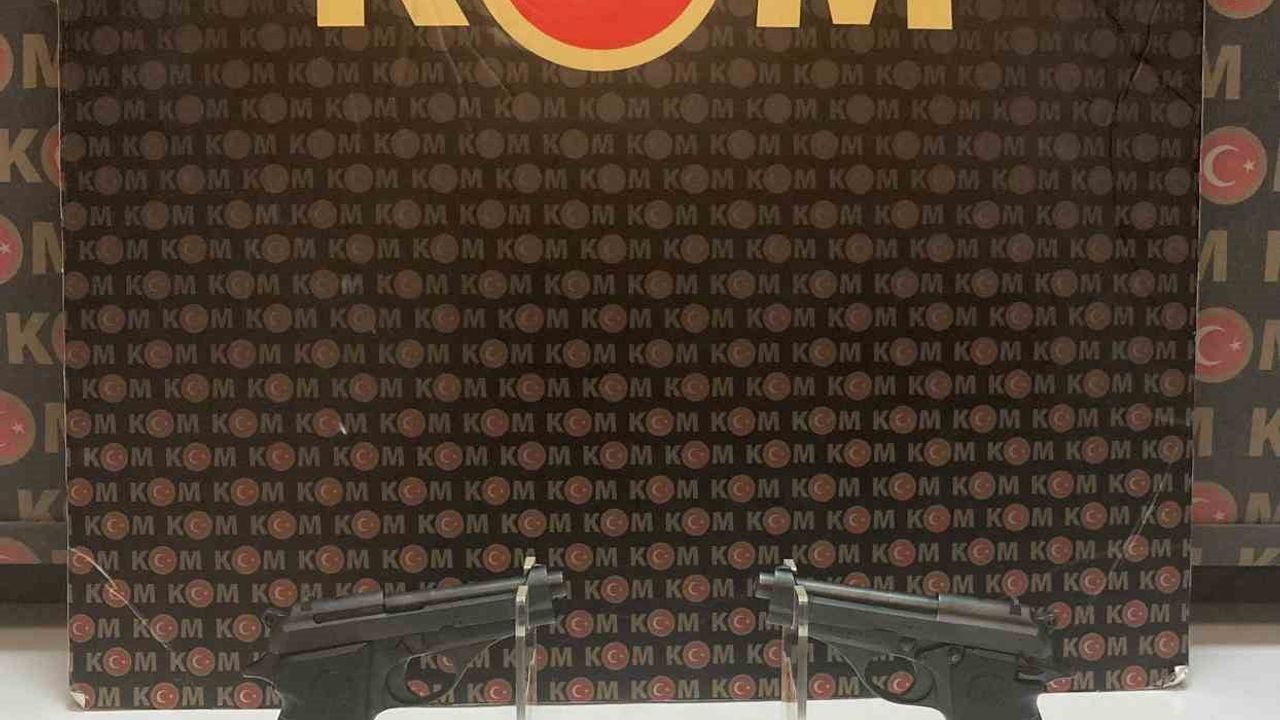 Afyonkarahisar'da durdurulan araçta 2 ruhsatsız tabanca ve 5 şarjör ele geçirildi