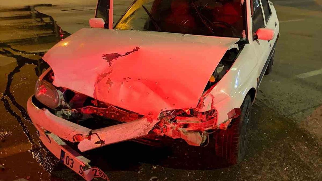 Afyonkarahisar'da iki otomobilin çarpıştığı kazada 4 kişi yaralandı