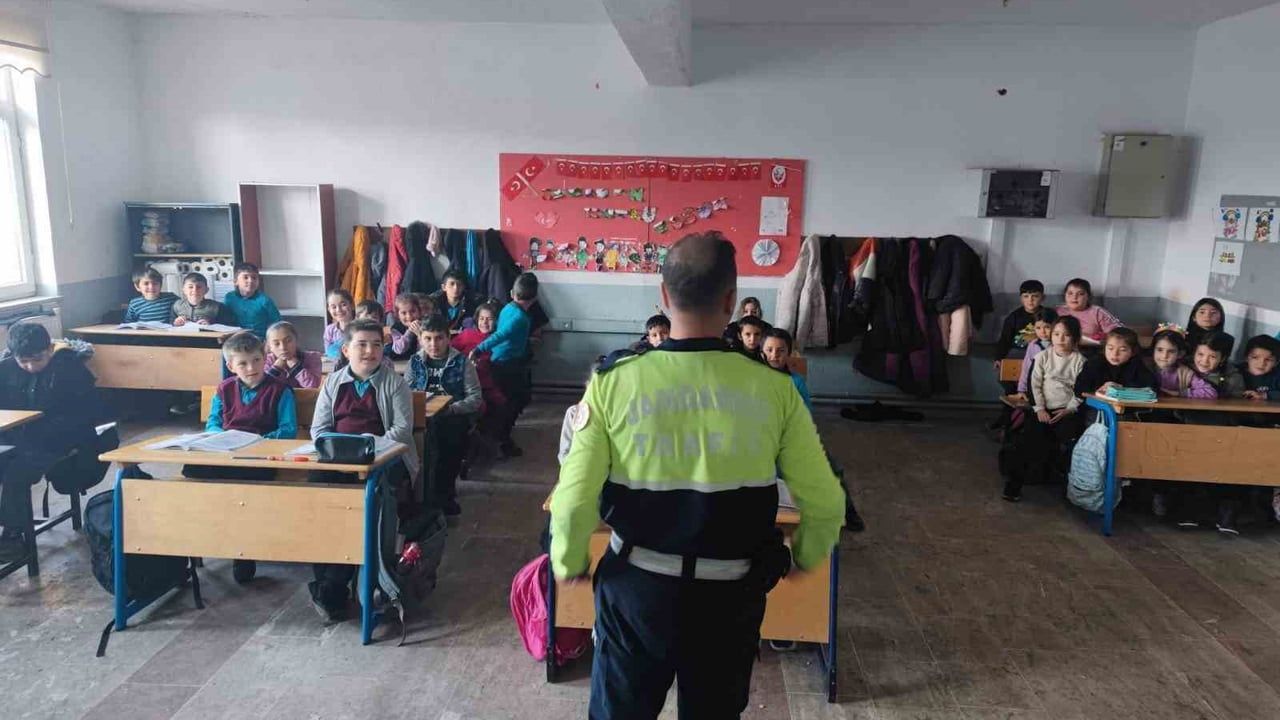 Afyonkarahisar'da Jandarma 45 öğrenciye trafik eğitimi verdi