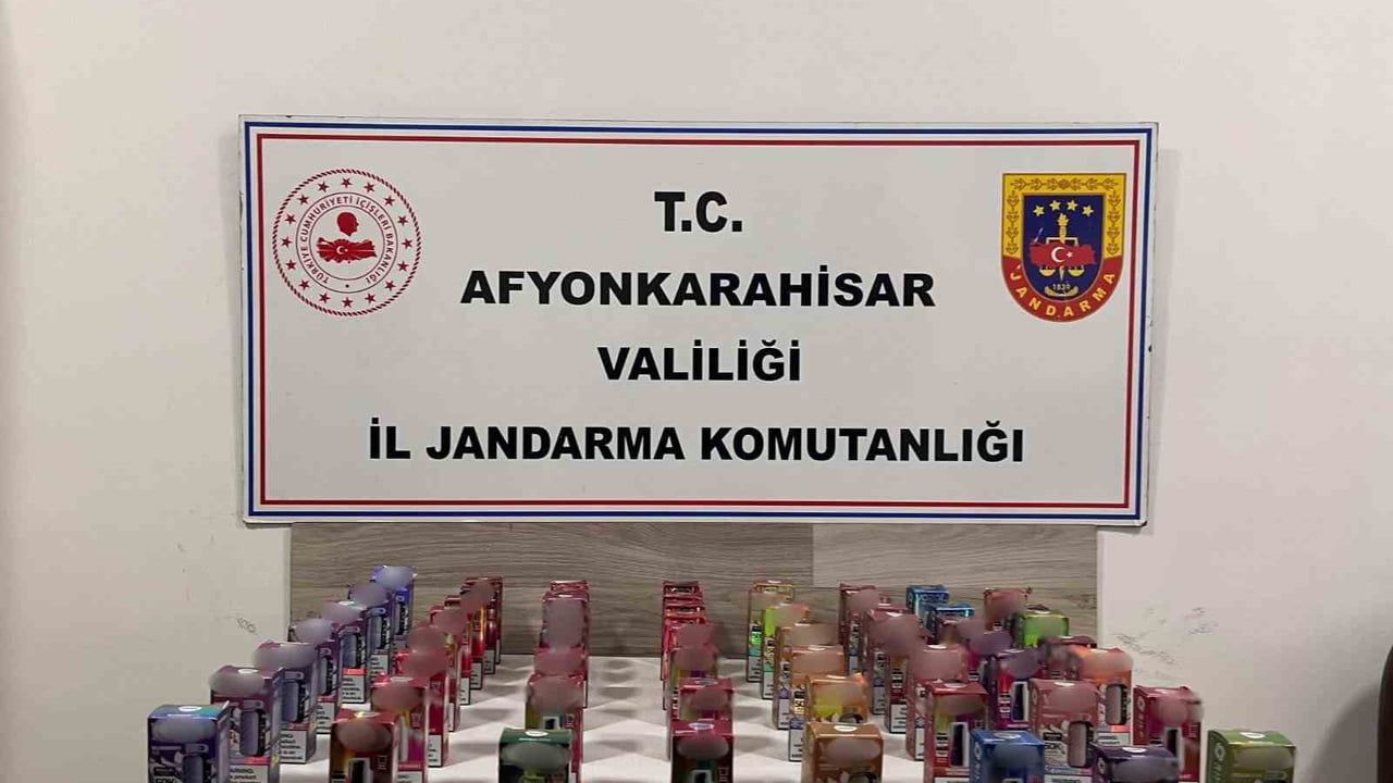 Afyonkarahisar'da jandarma iş yerinde 60 kaçak elektronik sigara ele geçirdi