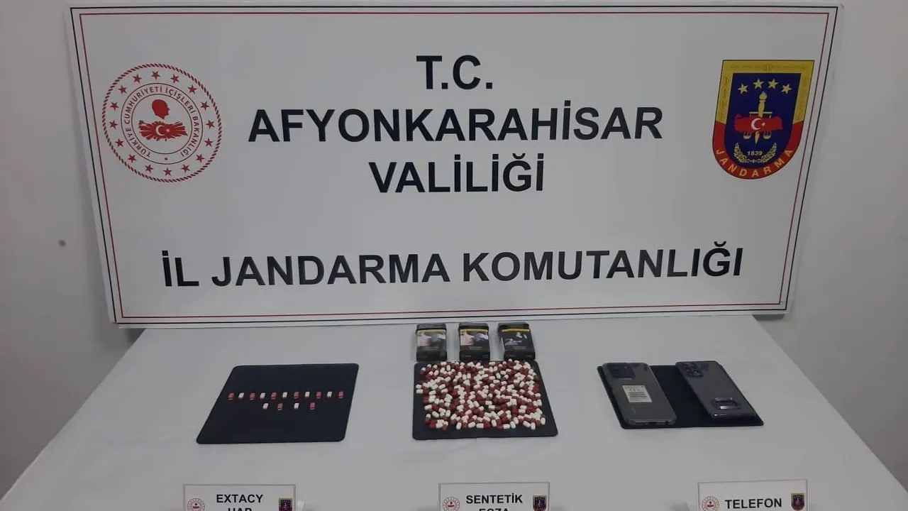 Afyonkarahisar'da jandarma operasyonu: 2 kişi 181 uyuşturucu hapla tutuklandı