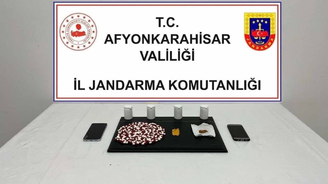 Afyonkarahisar'da jandarma operasyonunda 207 sentetik hap ve 84 emdirilmiş peçete ele geçirildi