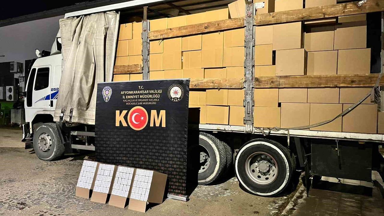Afyonkarahisar'da kamyonda 6 milyon 190 bin sahte bandrollü makaron ele geçirildi