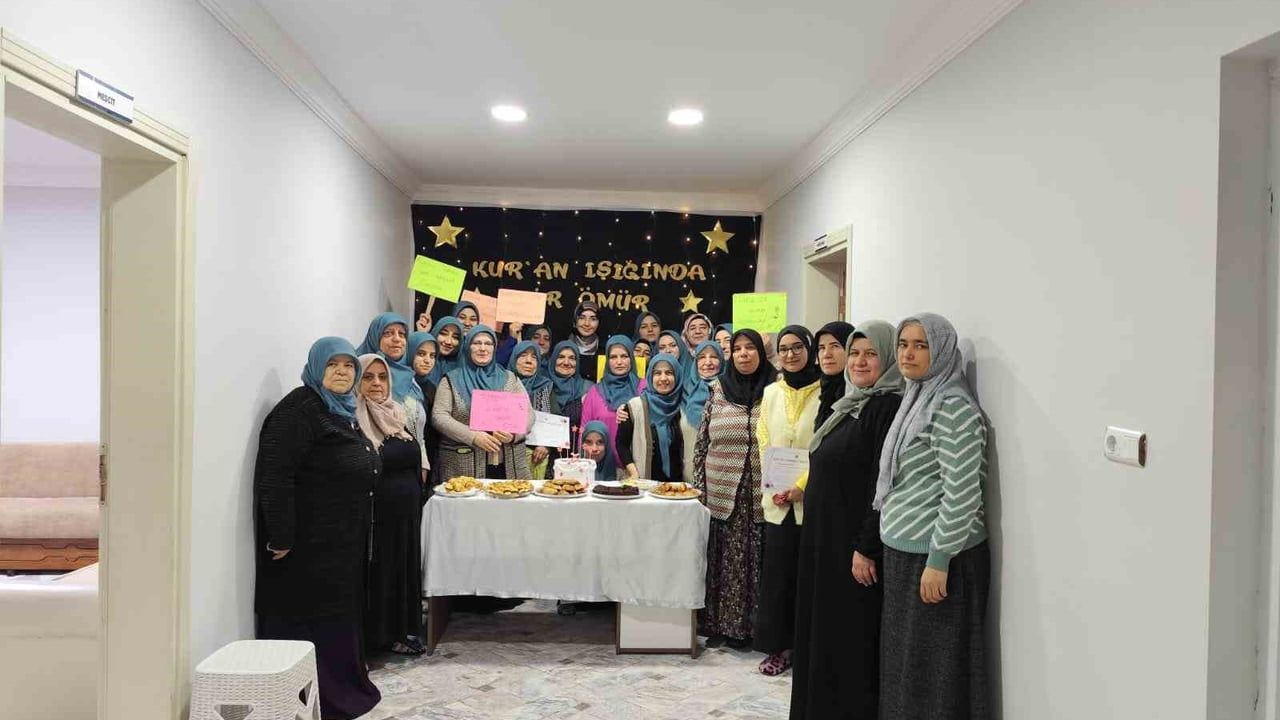 Afyonkarahisar’da Kur’an Okumayı Öğrenen 10 Kadın İçin Program Düzenlendi