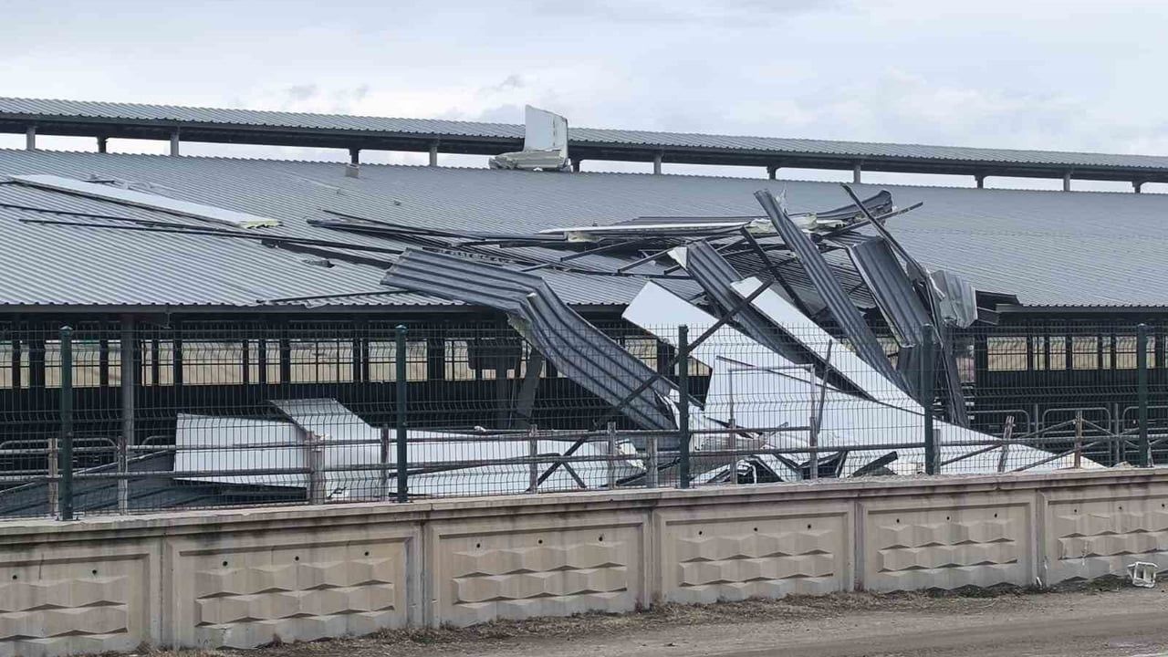 Afyonkarahisar'da kuvvetli rüzgâr bazı işyeri çatılarında hasara yol açtı