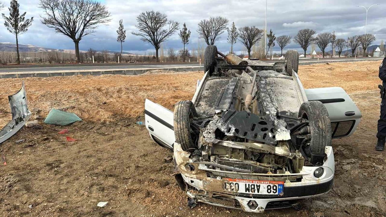 Afyonkarahisar'da otomobil takla atıp şarampole devrildi; sürücü yaralı kurtuldu