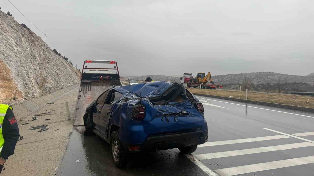 Afyonkarahisar'da Refüje Devrilen Otomobil Hurdaya Döndü; Sürücü Yaralı
