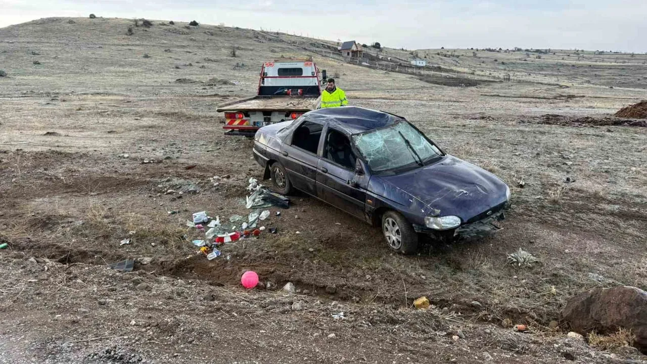Afyonkarahisar'da şarampole devrilen otomobilde sürücü ve 14 yaşındaki çocuk yaralandı