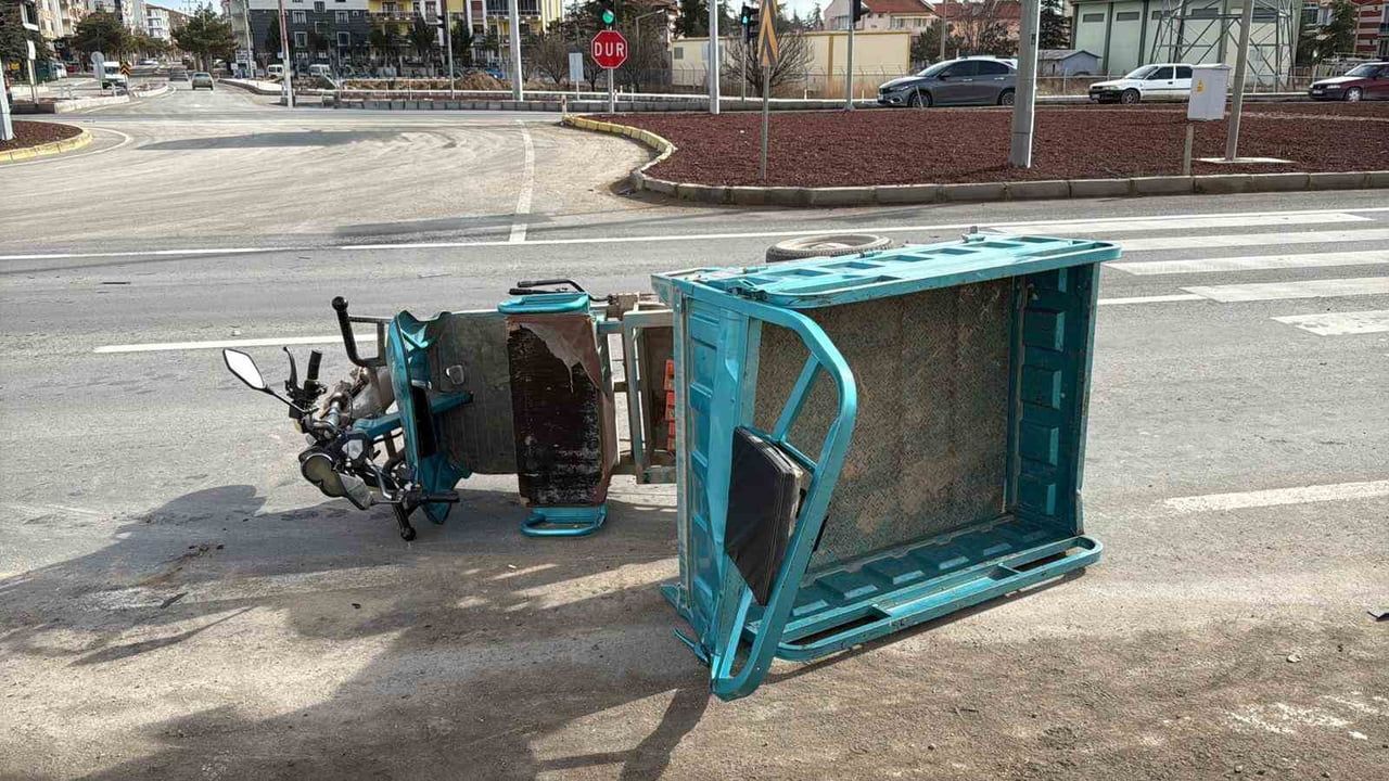 Afyonkarahisar’da tırın mopete çarpması: 1 ölü, 3 yaralı