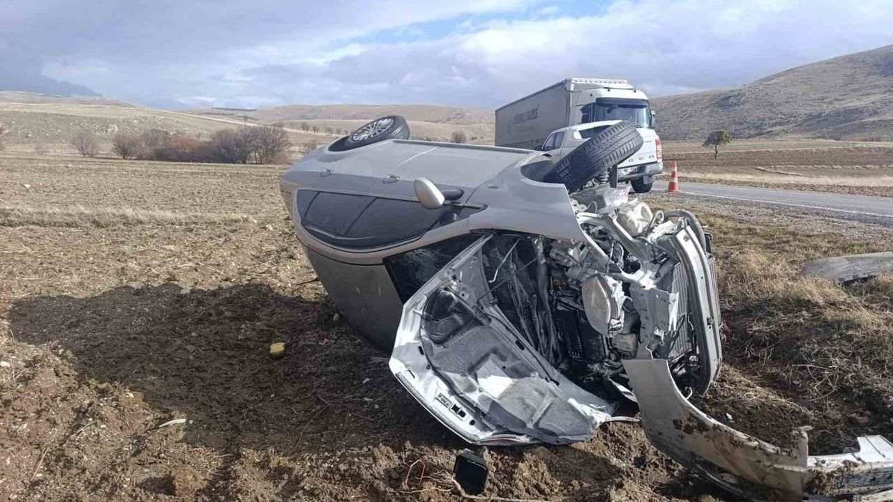 Afyonkarahisar'da tırla çarpışan otomobilde 5 kişi yaralandı