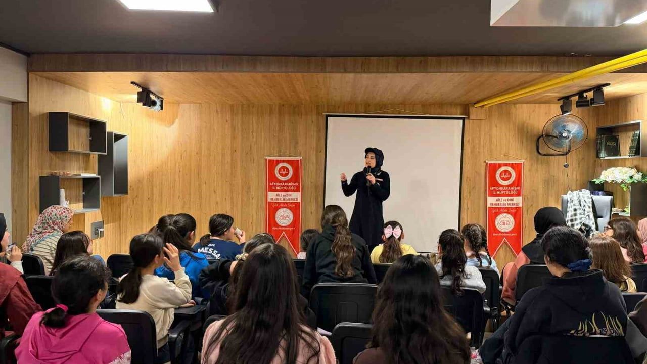 Afyonkarahisar'da üç günlük 'Gençliğe Değer Ara Dönem Kampı' tamamlandı