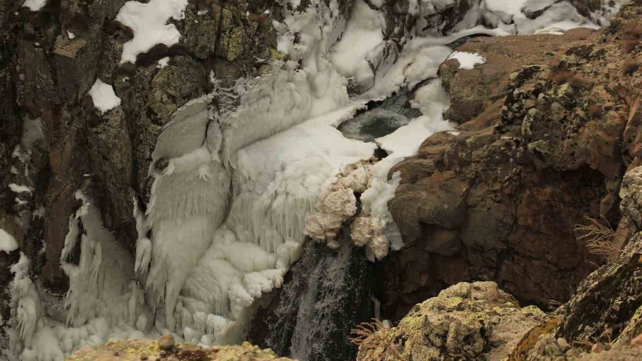 Afyonkarahisar’da Uçak Şelalesi dondu: AKÜ’nün drone görüntüleri masalsı manzaralar sundu
