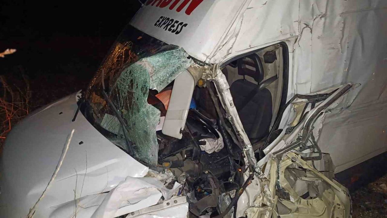 Afyonkarahisar'da yağış nedeniyle kayganlaşan yolda minibüs şarampole devrildi: 2 kişi yaralandı