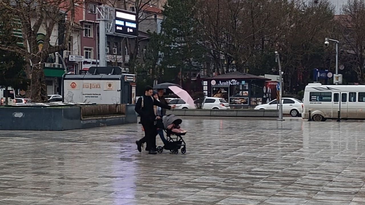 Afyonkarahisar'da yağışlı sabah: Meteoroloji uyarısı ve trafik etkileri