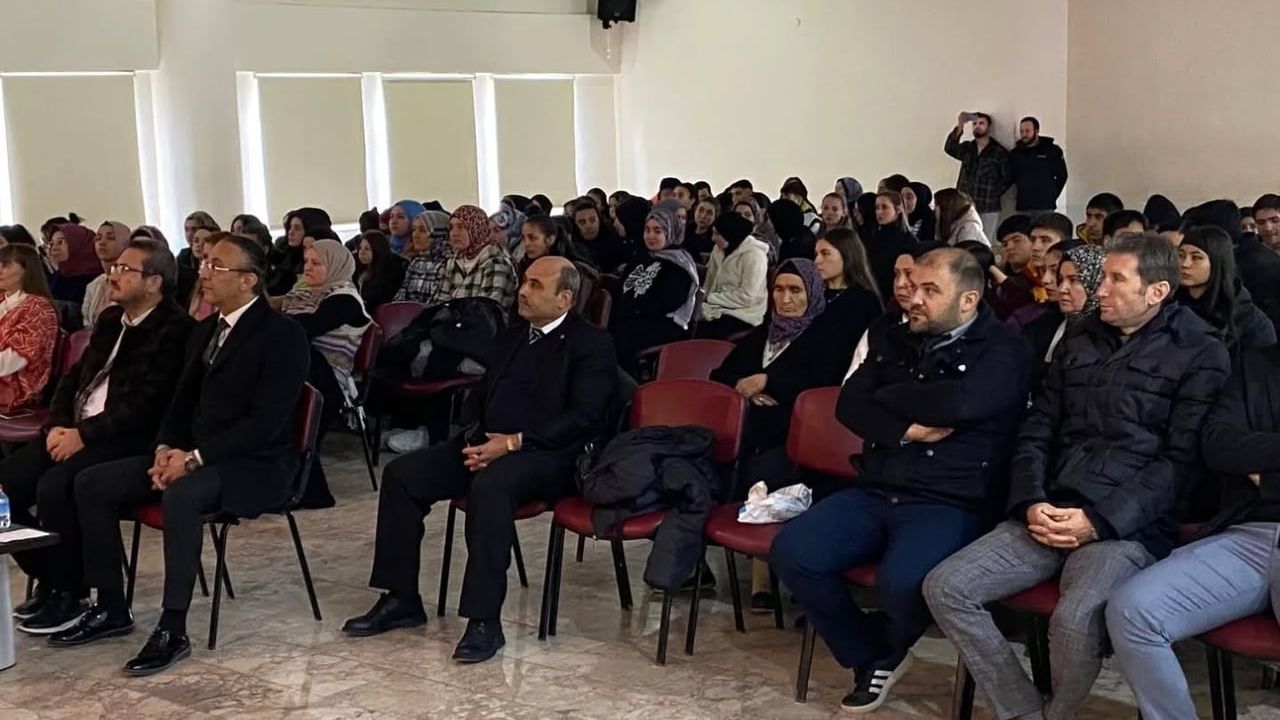 Afyonkarahisar Hocalar Şehit Kamil Tunç Çok Programlı Anadolu Lisesi'nde 'Dizelerden Gönüllere' şiir dinletisi