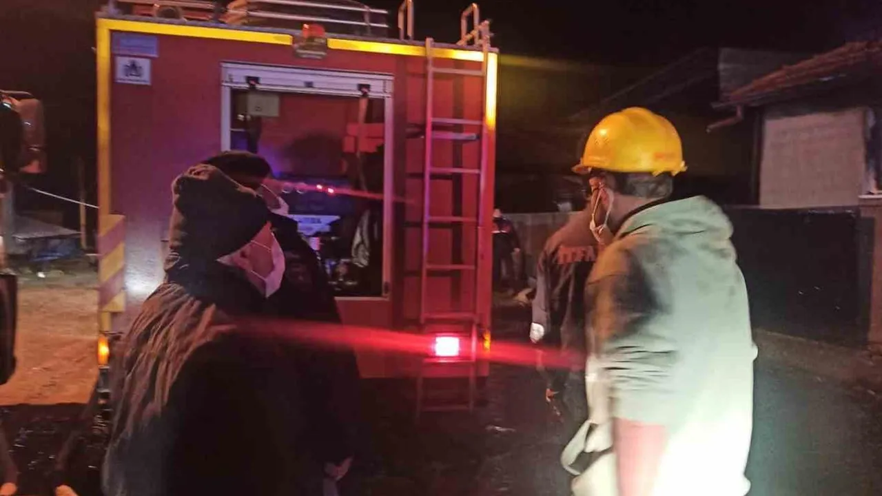 Afyonkarahisar İcikli Köyünde Sobadan Çıkan Yangın: Evde Maddi Hasar Oluştu