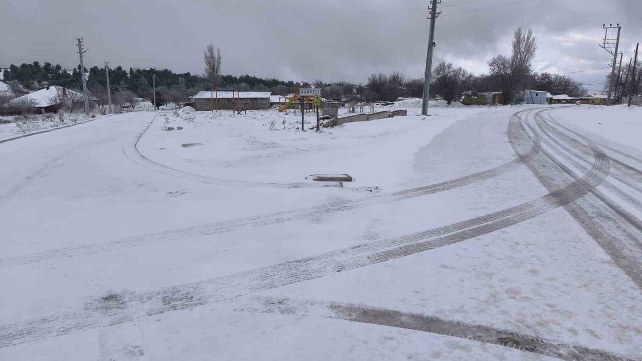 Afyonkarahisar'ın yüksek kesimlerinde kar etkili oldu — Ekipler köy yollarını açık tutmak için çalışıyor