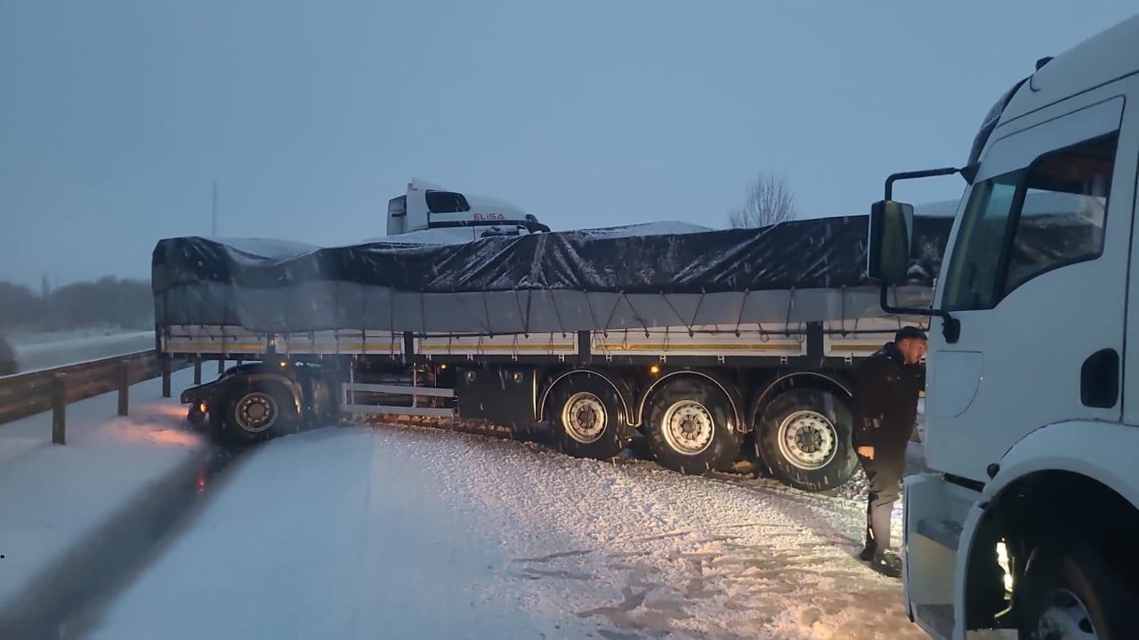 Afyonkarahisar'ın yüksek kesimlerinde kar yağışı ulaşımı aksattı