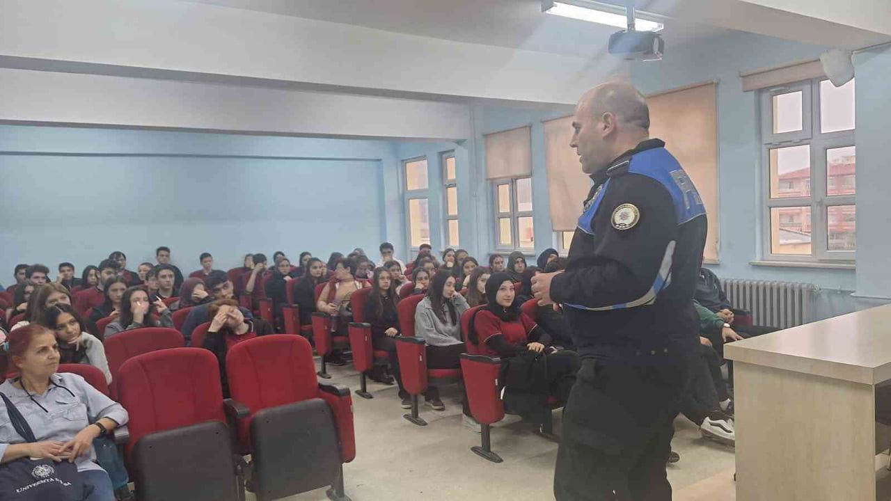 Afyonkarahisar Polisi, Osmangazi Anadolu Lisesi'nde Lise Öğrencilerine Meslek ve Güvenlik Eğitimi Verdi