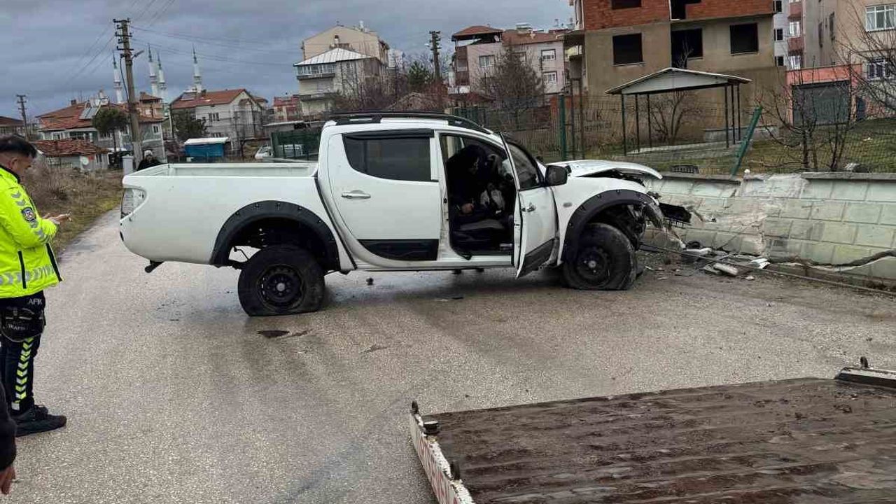 Afyonkarahisar Sandıklı'da arazi aracı refüjden düştü: 3 kişi yaralandı