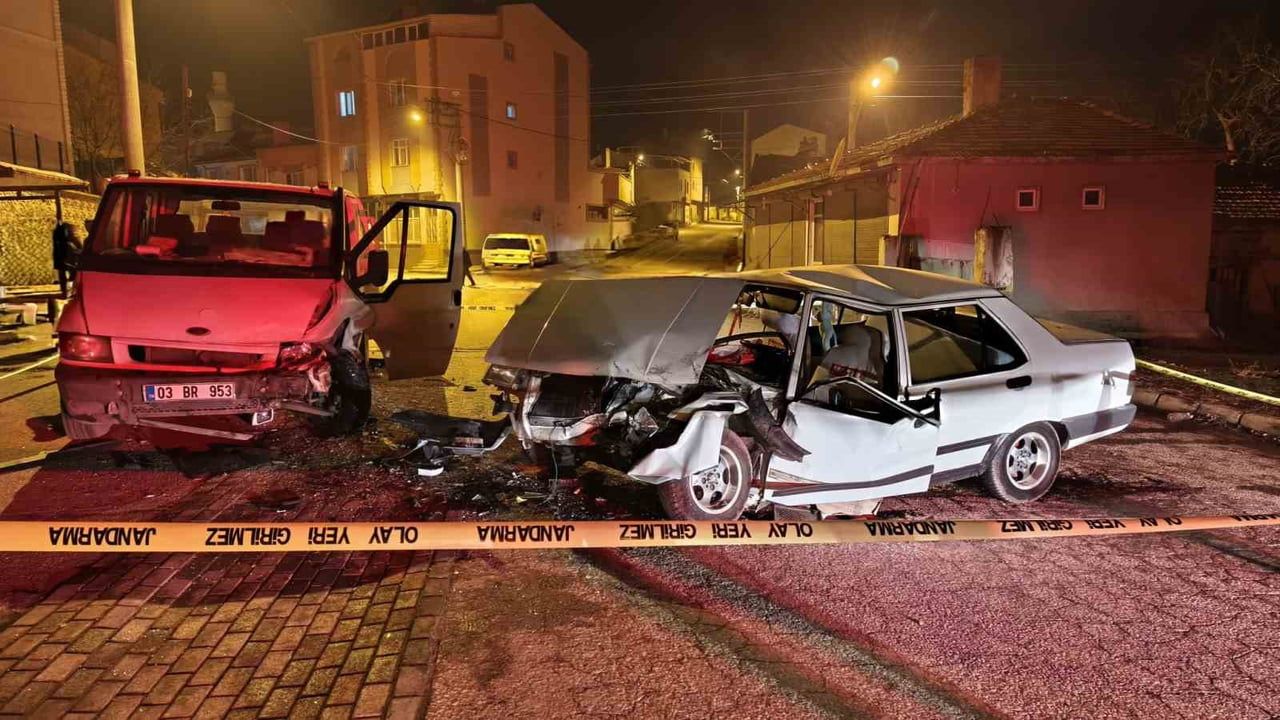 Afyonkarahisar Sülün'de kamyonet ile Tofaş otomobil çarpıştı: 3 kişi yaralandı