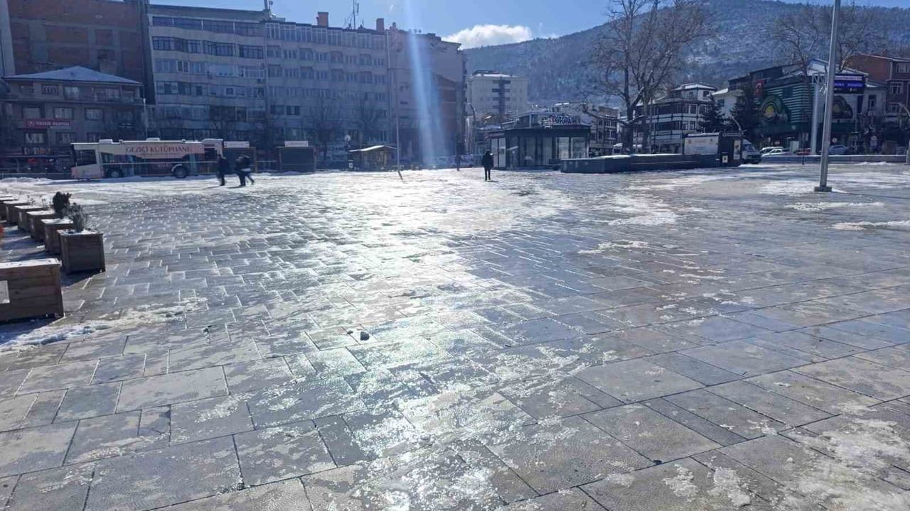 Afyonkarahisar yeni yıla donarak başladı: Sıcaklıklar -8°C'ye düştü